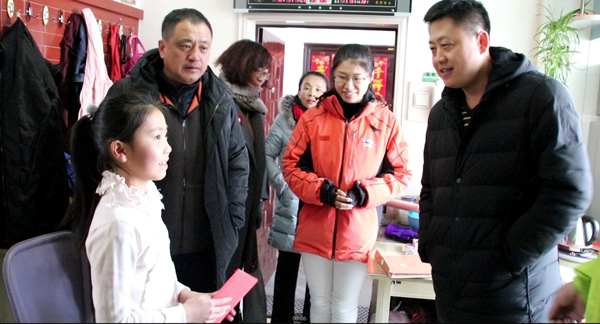 愛心助學(xué)，點燃希望