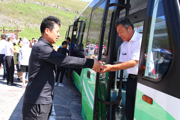 公司運(yùn)營三部開展送清涼到一線活動