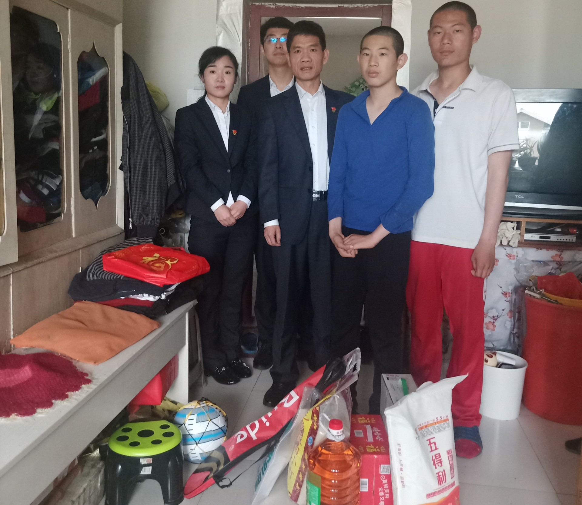 溫泉黨支部開展結(jié)對(duì)幫扶主題黨日活動(dòng)