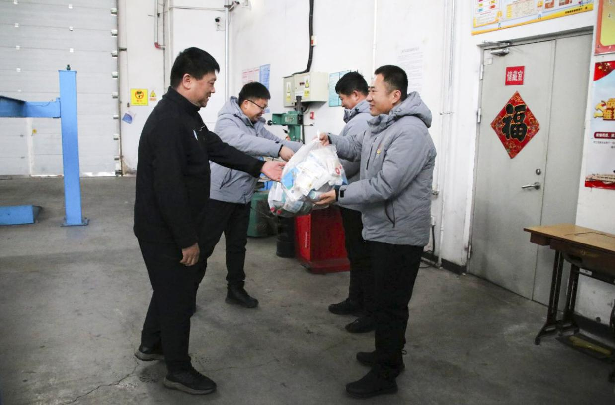 關(guān)愛相伴，健康同行——長白山西南景區(qū)運營黨支部開展送藥送溫暖活動