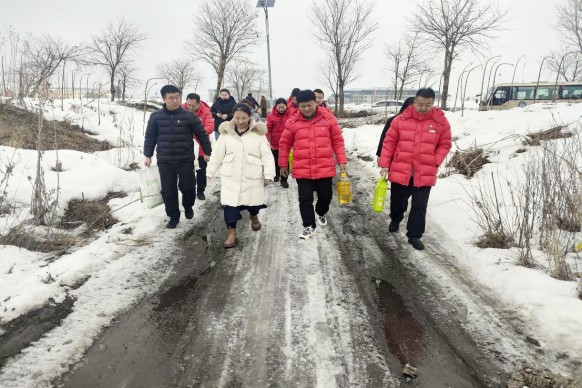 長白山西南景區(qū)為您服務(wù)突擊隊開展 “情暖三月學(xué)雷鋒”志愿服務(wù)關(guān)愛行動
