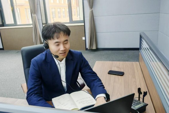 呂達(dá)：用聲音溫情守護(hù)，以服務(wù)增光添彩