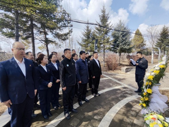 長(zhǎng)白山西南景區(qū)運(yùn)營(yíng)黨支部開展 “清明祭英烈 鮮花寄哀思 ”主題黨日活動(dòng)