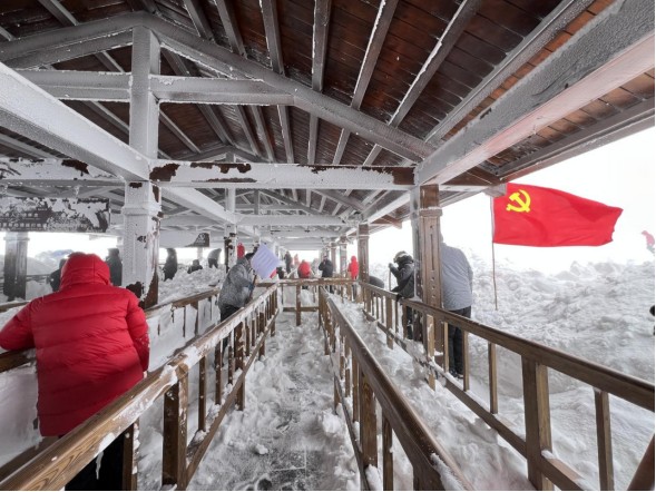 黨旗飄揚(yáng)在一線 清雪攻堅(jiān)“加速度”